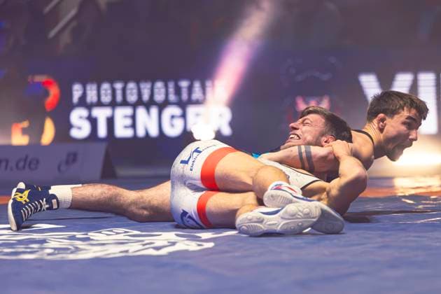 Halbfinale Ringer Bundesliga - KSC Hösbach vs. SC Siegfried Kleinostheim 66kg Griechisch-Römisch - Nils Buschner (KSC Hösbach in Rot) gegen Deniz Menekse (SC Kleinostheim in Blau) während des Halbfinal-Kampfes der Deutschen Mannschaftsmeisterschaft zwischen dem KSC Hösbach und dem SC Siegfried Kleinostheim in der Birtat Ringer-Bundesliga am 04.01.2025 in Elsenfeld, Deutschland. (