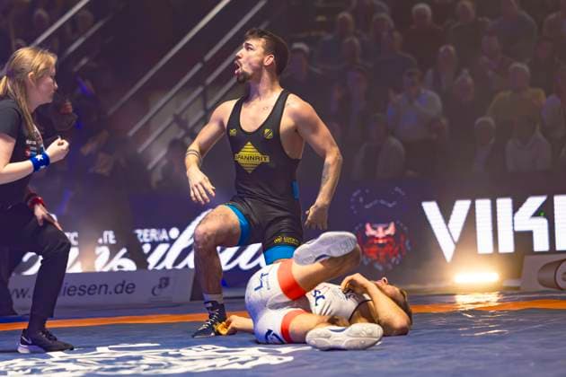 Halbfinale Ringer Bundesliga - KSC Hösbach vs. SC Siegfried Kleinostheim 66kg Griechisch-Römisch - Nils Buschner (KSC Hösbach in Rot) gegen Deniz Menekse (SC Kleinostheim in Blau) während des Halbfinal-Kampfes der Deutschen Mannschaftsmeisterschaft zwischen dem KSC Hösbach und dem SC Siegfried Kleinostheim in der Birtat Ringer-Bundesliga am 04.01.2025 in Elsenfeld, Deutschland. (