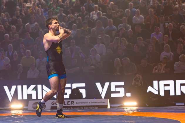 Halbfinale Ringer Bundesliga - KSC Hösbach vs. SC Siegfried Kleinostheim 66kg Griechisch-Römisch - Deniz Menekse (SC Kleinostheim in Blau) während des Halbfinal-Kampfes der Deutschen Mannschaftsmeisterschaft zwischen dem KSC Hösbach und dem SC Siegfried Kleinostheim in der Birtat Ringer-Bundesliga am 04.01.2025 in Elsenfeld, Deutschland. (
