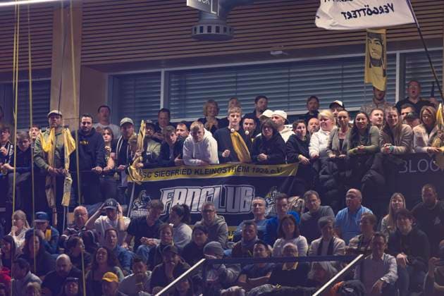 Halbfinale Ringer Bundesliga - KSC Hösbach vs. SC Siegfried Kleinostheim Die Fans des SC Kleinostheim während des Halbfinal-Kampfes der Deutschen Mannschaftsmeisterschaft zwischen dem KSC Hösbach und dem SC Siegfried Kleinostheim in der Birtat Ringer-Bundesliga am 04.01.2025 in Elsenfeld, Deutschland. (