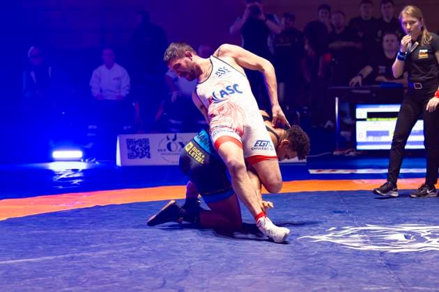 Halbfinale Ringer Bundesliga - KSC Hösbach vs. SC Siegfried Kleinostheim 98kg Freistil - Robin Ferdinand (KSC Hösbach in Rot) gegen Joshua Morodion (SC Kleinostheim in Blau) während des Halbfinal-Kampfes der Deutschen Mannschaftsmeisterschaft zwischen dem KSC Hösbach und dem SC Siegfried Kleinostheim in der Birtat Ringer-Bundesliga am 04.01.2025 in Elsenfeld, Deutschland. (
