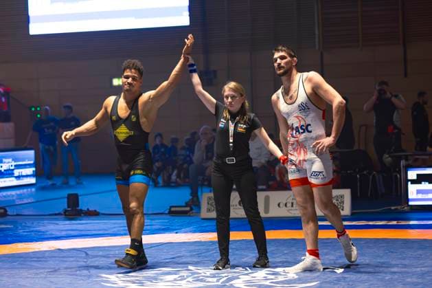 Halbfinale Ringer Bundesliga - KSC Hösbach vs. SC Siegfried Kleinostheim 98kg Freistil - Robin Ferdinand (KSC Hösbach in Rot) gegen Joshua Morodion (SC Kleinostheim in Blau) während des Halbfinal-Kampfes der Deutschen Mannschaftsmeisterschaft zwischen dem KSC Hösbach und dem SC Siegfried Kleinostheim in der Birtat Ringer-Bundesliga am 04.01.2025 in Elsenfeld, Deutschland. (
