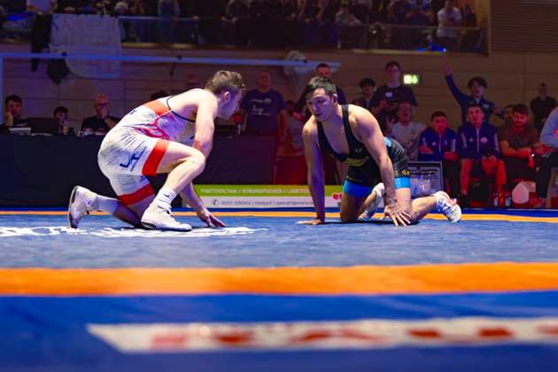Halbfinale Ringer Bundesliga - KSC Hösbach vs. SC Siegfried Kleinostheim 71kg Freistil - Niklas Dorn (KSC Hösbach in Rot) gegen Nalchyn Kuular (SC Kleinostheim in Blau)während des Halbfinal-Kampfes der Deutschen Mannschaftsmeisterschaft zwischen dem KSC Hösbach und dem SC Siegfried Kleinostheim in der Birtat Ringer-Bundesliga am 04.01.2025 in Elsenfeld, Deutschland. (