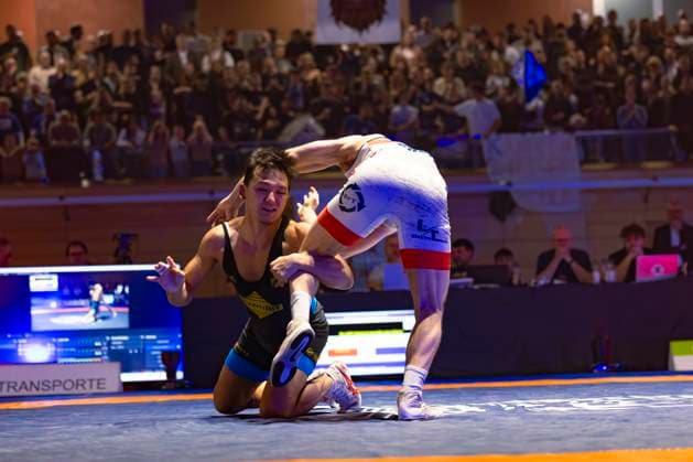 Halbfinale Ringer Bundesliga - KSC Hösbach vs. SC Siegfried Kleinostheim 71kg Freistil - Niklas Dorn (KSC Hösbach in Rot) gegen Nalchyn Kuular (SC Kleinostheim in Blau)während des Halbfinal-Kampfes der Deutschen Mannschaftsmeisterschaft zwischen dem KSC Hösbach und dem SC Siegfried Kleinostheim in der Birtat Ringer-Bundesliga am 04.01.2025 in Elsenfeld, Deutschland. (