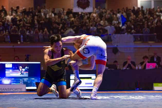 Halbfinale Ringer Bundesliga - KSC Hösbach vs. SC Siegfried Kleinostheim 71kg Freistil - Niklas Dorn (KSC Hösbach in Rot) gegen Nalchyn Kuular (SC Kleinostheim in Blau)während des Halbfinal-Kampfes der Deutschen Mannschaftsmeisterschaft zwischen dem KSC Hösbach und dem SC Siegfried Kleinostheim in der Birtat Ringer-Bundesliga am 04.01.2025 in Elsenfeld, Deutschland. (