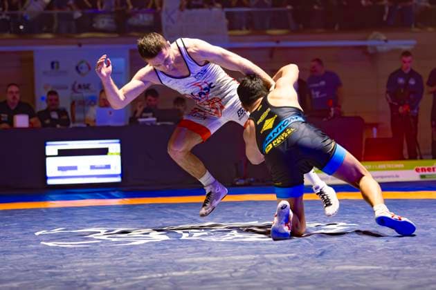 Halbfinale Ringer Bundesliga - KSC Hösbach vs. SC Siegfried Kleinostheim 71kg Freistil - Niklas Dorn (KSC Hösbach in Rot) gegen Nalchyn Kuular (SC Kleinostheim in Blau)während des Halbfinal-Kampfes der Deutschen Mannschaftsmeisterschaft zwischen dem KSC Hösbach und dem SC Siegfried Kleinostheim in der Birtat Ringer-Bundesliga am 04.01.2025 in Elsenfeld, Deutschland. (