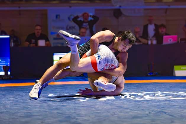 Halbfinale Ringer Bundesliga - KSC Hösbach vs. SC Siegfried Kleinostheim 71kg Freistil - Niklas Dorn (KSC Hösbach in Rot) gegen Nalchyn Kuular (SC Kleinostheim in Blau)während des Halbfinal-Kampfes der Deutschen Mannschaftsmeisterschaft zwischen dem KSC Hösbach und dem SC Siegfried Kleinostheim in der Birtat Ringer-Bundesliga am 04.01.2025 in Elsenfeld, Deutschland. (