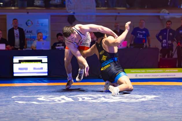 Halbfinale Ringer Bundesliga - KSC Hösbach vs. SC Siegfried Kleinostheim 71kg Freistil - Niklas Dorn (KSC Hösbach in Rot) gegen Nalchyn Kuular (SC Kleinostheim in Blau)während des Halbfinal-Kampfes der Deutschen Mannschaftsmeisterschaft zwischen dem KSC Hösbach und dem SC Siegfried Kleinostheim in der Birtat Ringer-Bundesliga am 04.01.2025 in Elsenfeld, Deutschland. (