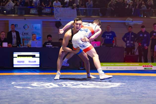 Halbfinale Ringer Bundesliga - KSC Hösbach vs. SC Siegfried Kleinostheim 71kg Freistil - Niklas Dorn (KSC Hösbach in Rot) gegen Nalchyn Kuular (SC Kleinostheim in Blau)während des Halbfinal-Kampfes der Deutschen Mannschaftsmeisterschaft zwischen dem KSC Hösbach und dem SC Siegfried Kleinostheim in der Birtat Ringer-Bundesliga am 04.01.2025 in Elsenfeld, Deutschland. (