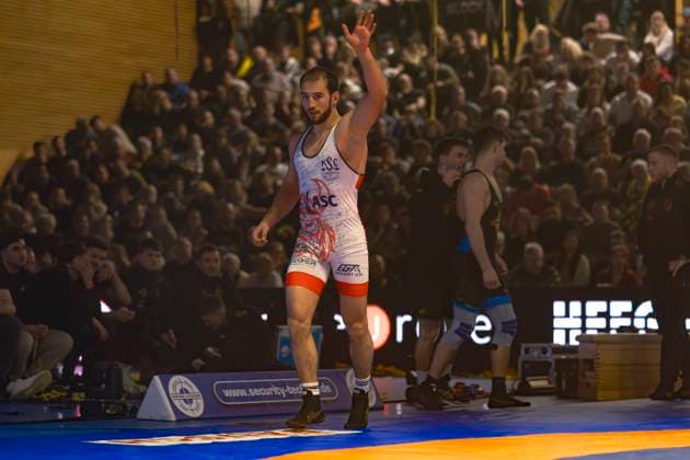 Halbfinale Ringer Bundesliga - KSC Hösbach vs. SC Siegfried Kleinostheim 75kg Griechisch-Römisch - Shant Khachatryan (KSC Hösbach in Rot) gegen Artur Tatarinov (SC Kleinostheim in Blau) während des Halbfinal-Kampfes der Deutschen Mannschaftsmeisterschaft zwischen dem KSC Hösbach und dem SC Siegfried Kleinostheim in der Birtat Ringer-Bundesliga am 04.01.2025 in Elsenfeld, Deutschland. (