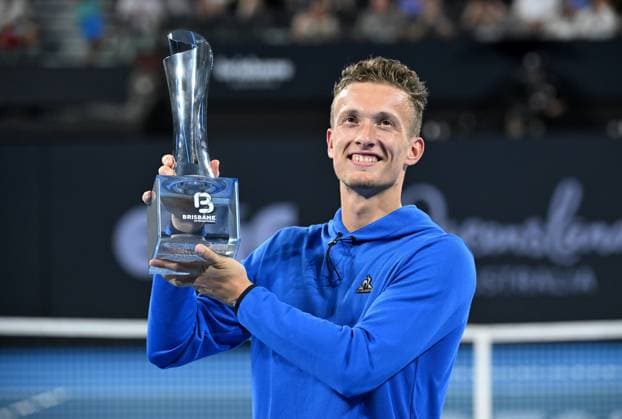 Sport Themen der Woche KW01 Sport Bilder des Tages TENNIS BRISBANE INTERNATIONAL, Jiri Lehecka of the Czech Republic celebrates with the trophy after winning the Final of the Brisbane International between Reilly Opelka of the USA and Jiri Lehecka of the Czech Republic at Queensland Tennis Centre in Brisbane, Sunday, January 5, 2025. ( NO ARCHIVING, EDITORIAL USE ONLY, NO USE IN BOOKS WITHOUT CONSENT BRISBANE QUEENSLAND AUSTRALIA  Copyright: xDARRENxENGLANDx 20250105141042111741