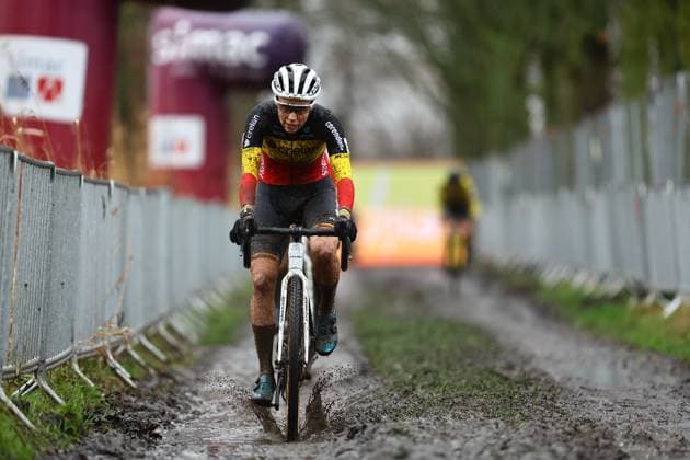 Belgian Sanne Cant pictured in action during the women s elite race at the World Cup cyclocross cycling event in Dendermonde, Belgium, stage 9 (out of 12) of the UCI World Cup cyclocross competition, Sunday 05 January 2025. DAVIDxPINTENS  x109682276x