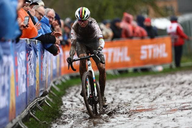 Dutch Fem Van Empel pictured in action during the women s elite race at the World Cup cyclocross cycling event in Dendermonde, Belgium, stage 9 (out of 12) of the UCI World Cup cyclocross competition, Sunday 05 January 2025. DAVIDxPINTENS  x109683783x