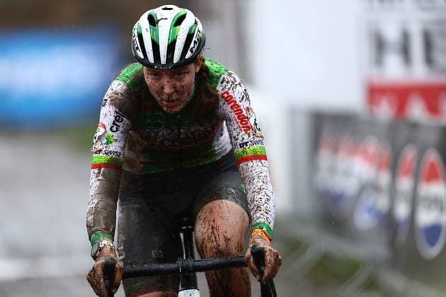 Dutch Manon Bakker pictured in action during the women s elite race at the World Cup cyclocross cycling event in Dendermonde, Belgium, stage 9 (out of 12) of the UCI World Cup cyclocross competition, Sunday 05 January 2025. DAVIDxPINTENS  x109683806x