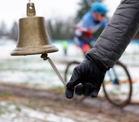 05.01.2025 7. Darmstädter Crossrennen an der Radrennbahn und 5. Lauf Elektroland24.de Cyclocross Cup hier Jugend männlich U17, U 17 Glocke am Ziel läutet die letzte Runde ein Darmstadt Hessen Deutschland