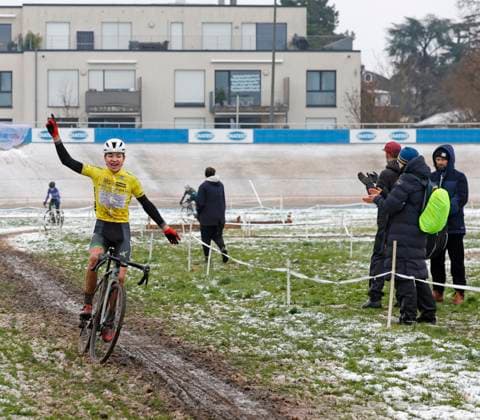 05.01.2025 7. Darmstädter Crossrennen an der Radrennbahn und 5. Lauf Elektroland24.de Cyclocross Cup hier gleich im Ziel jubelnd Henrik HUBER (10 RSV Wanderlust Hofweier) Darmstadt Hessen Deutschland