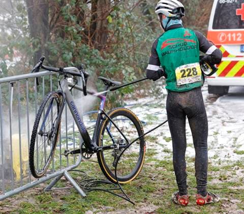 05.01.2025 7. Darmstädter Crossrennen an der Radrennbahn und 5. Lauf Elektroland24.de Cyclocross Cup hier Jugend männlich U17, U 17 hier Ben Jakob KUNZ (228 VfR Baumholder) beim Reinigen des Rades Darmstadt Hessen Deutschland