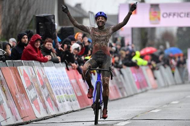 Sport Bilder des Tages UCI Cyclocross World Cup Dendermonde 2025 DENDERMONDE, BELGIUM - JANUARY 05 : Brand Lucinda (NED) of Baloise Glowi Lions celebrates during the 9th leg of the UCI Cyclocross World Cup series 2024-2025 in Dendermonde, Belgium, 05 01 2025 Dendermonde Belgium  Copyright: xPeterxDexVoechtx