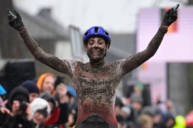 UCI Cyclocross World Cup Dendermonde 2025 DENDERMONDE, BELGIUM - JANUARY 05 : Brand Lucinda (NED) of Baloise Glowi Lions celebrates during the 9th leg of the UCI Cyclocross World Cup series 2024-2025 in Dendermonde, Belgium, 05 01 2025 Dendermonde Belgium  Copyright: xPeterxDexVoechtx
