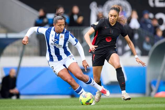 Real Sociedad v FC Barcelona, Barca - Liga F Manuela Vanegas Catano of Real Sociedad competes for the ball with Salma Paralluelo of FC Barcelona during the Liga F match between Real Sociedad and FC Barcelona at Zubieta on January 5, 2025, in San Sebastian, Spain. San Sebastian Zubieta Basque Country Spain RL_RSOvFCB_LF_000034 Copyright: xRicardoxLarreinax