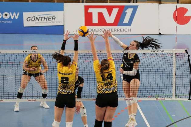 05.01.2025, Linz, AUT, Unterwegs in Oberösterreich, Oberbank Steelvolleys Linz Steg, VB NÖ Sokol Post, VB NOE Sokol Post, AVLW, AVL, Austrian Volleyball League Woman, Volleyball, Volleyball Woman, Volleyball Liga, SNMS Kleinmünchen, Linz, Oberösterreich, Austria, im Bild Tijana Knezevic, Jasmin Haslinger, VB NOÌˆ Sokol Post, Magdalena SchmolmuÌˆller, Magdalena Schmolmueller, Steelvolleys, Linz Steg,