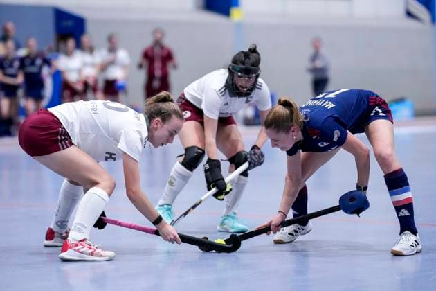 Sport Themen der Woche KW01 Sport Bilder des Tages v.li.: Lara Niebler (MSC, 10), Philin Bolle (MSC, 3), Lisa Mayerhöfer (MHC, 17), Zweikampf, Spielszene, Duell, duel, tackle, tackling, Dynamik, Action, Aktion, 05.01.2025, Mannheim (Deutschland), Hallenhockey, 1. Bundesliga Süd, Damen, Mannheimer HC - Münchner SC *** from left Lara Niebler MSC, 10 , Philin Bolle MSC, 3 , Lisa Mayerhöfer MHC, 17 , duel, duel scene, duel, tackle, tackling, dynamics, action, action, 05 01 2025, Mannheim Germany , Indoor Hockey, 1 Bundesliga South, Women, Mannheimer HC Münchner SC xozx