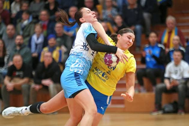 Sport Themen der Woche KW01 Sport Bilder des Tages Handball, 2. HBF, HC Leipzig vs. TuS Lintfort, 05.01.25 Milica Vlahovic (11, TuS Lintfort) gegen Laura Glocke (13, HC Leipzig). Handball, 2. Bundesliga Frauen, HBF, Saison 2024 2025, 13. Spieltag: HC Leipzig vs. TuS Lintfort am 05.01.25 in der Sporthalle Brüderstraße Leipzig. *** Handball, 2 HBF, HC Leipzig vs TuS Lintfort, 05 01 25 Milica Vlahovic 11, TuS Lintfort vs Laura Glocke 13, HC Leipzig Handball, 2 Bundesliga Women, HBF, Season 2024 2025, Matchday 13 HC Leipzig vs TuS Lintfort on 05 01 25 at Sporthalle Brüderstraße Leipzig Copyright: xBEAUTIFULxSPORTS JanxKaeferx
