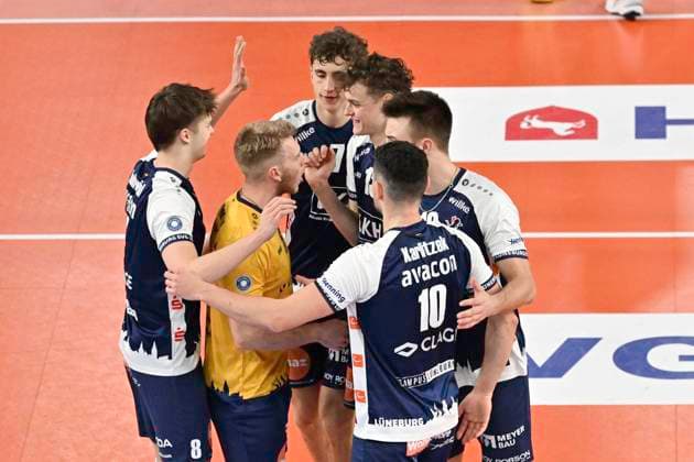 GER; 1.VBL, SVG Lueneburg vs VCO Berlin 05.01.2025, LKH Arena, Lueneburg, GER; 1. VBL, SVG Lueneburg vs VCO Berlin im Bild die Lueneburger Mannschaft jubelt
