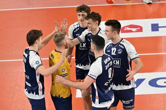 GER; 1.VBL, SVG Lueneburg vs VCO Berlin 05.01.2025, LKH Arena, Lueneburg, GER; 1. VBL, SVG Lueneburg vs VCO Berlin im Bild die Lueneburger Mannschaft jubelt