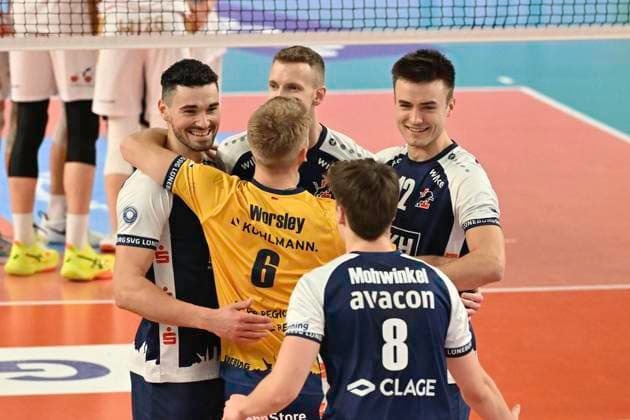 GER; 1.VBL, SVG Lueneburg vs VCO Berlin 05.01.2025, LKH Arena, Lueneburg, GER; 1. VBL, SVG Lueneburg vs VCO Berlin im Bild die Lueneburger Mannschaft jubelt