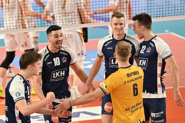 GER; 1.VBL, SVG Lueneburg vs VCO Berlin 05.01.2025, LKH Arena, Lueneburg, GER; 1. VBL, SVG Lueneburg vs VCO Berlin im Bild die Lueneburger Mannschaft jubelt