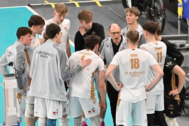 GER; 1.VBL, SVG Lueneburg vs VCO Berlin 05.01.2025, LKH Arena, Lueneburg, GER; 1. VBL, SVG Lueneburg vs VCO Berlin im Bild Trainer Andreas Nestke (VOC Berlin) spricht mit seiner Mannschaft