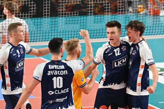 GER; 1.VBL, SVG Lueneburg vs VCO Berlin 05.01.2025, LKH Arena, Lueneburg, GER; 1. VBL, SVG Lueneburg vs VCO Berlin im Bild die Lueneburger Mannschaft jubelt