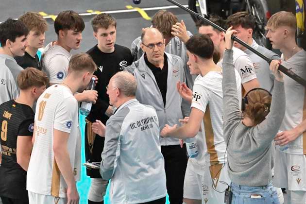GER; 1.VBL, SVG Lueneburg vs VCO Berlin 05.01.2025, LKH Arena, Lueneburg, GER; 1. VBL, SVG Lueneburg vs VCO Berlin im Bild Trainer Andreas Nestke (VOC Berlin) spricht mit seiner Mannschaft