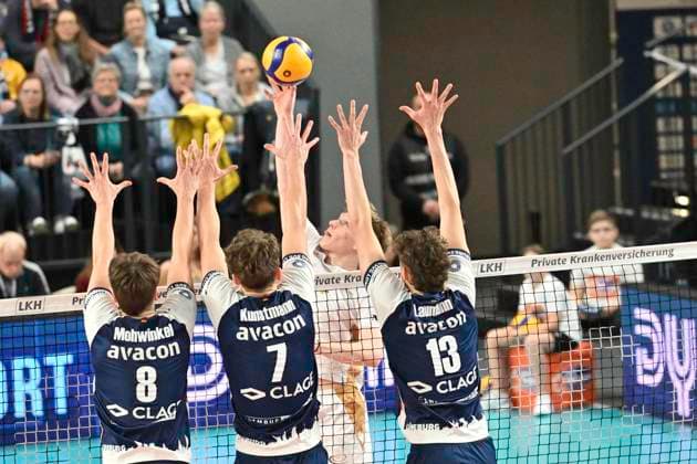 GER; 1.VBL, SVG Lueneburg vs VCO Berlin 05.01.2025, LKH Arena, Lueneburg, GER; 1. VBL, SVG Lueneburg vs VCO Berlin im Bild Tom Borchert (VOC Berlin 04) versucht sich gegen Theo Mohwinkel (Lueneburg 08), Joscha Kunstmann (Lueneburg 07) und Neo Laumann (Lueneburg 13) durchzusetzen