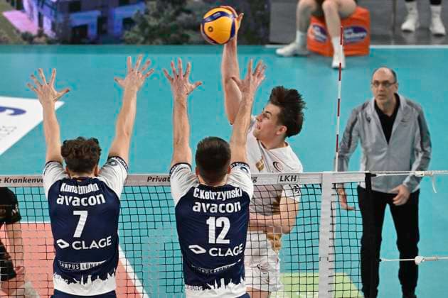 GER; 1.VBL, SVG Lueneburg vs VCO Berlin 05.01.2025, LKH Arena, Lueneburg, GER; 1. VBL, SVG Lueneburg vs VCO Berlin im Bild Tom Borchert (VOC Berlin 04) versucht sich gegen Joscha Kunstmann (Lueneburg 07) und Cole Ketrzynski (Lueneburg 12) durchzusetzen