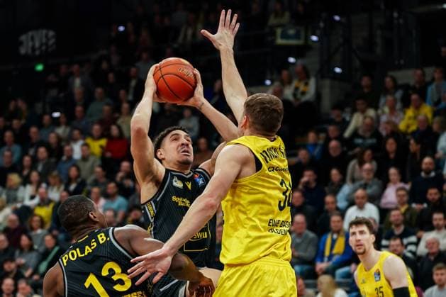 Sport Themen der Woche KW01 Sport Bilder des Tages Joel Scott (MHP Riesen Ludwigsburg, 01) setzt sich gegen Artur Konontsuk (EWE Baskets Oldenburg, 34) durch, GER, EWE Baskets Oldenburg vs MHP Riesen Ludwigsburg, Basketball, Bundesliga, Spieltag 15, Saison 2024 2025, 05.01.2024 GER, EWE Baskets Oldenburg vs MHP Riesen Ludwigsburg, Basketball, Bundesliga, Spieltag 15, Saison 2024 2025, 05.01.2024 Oldenburg *** Joel Scott MHP Riesen Ludwigsburg, 01 prevails against Artur Konontsuk EWE Baskets Oldenburg, 34, GER, EWE Baskets Oldenburg vs MHP Riesen Ludwigsburg, Basketball, Bundesliga, Matchday 15, Season 2024 2025, 05 01 2024 GER, EWE Baskets Oldenburg vs MHP Riesen Ludwigsburg, Basketball, Bundesliga, Matchday 15, Season 2024 2025, 05 01 2024 Oldenburg Copyright: xEibner-Pressefoto MaxxVincenx EP_MVN