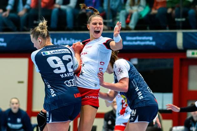 Sport Themen der Woche KW01 Sport Bilder des Tages Handball: Bundesliga Frauen, Union Neckarsulm - HB Ludwigsburg v. li. im Zweikampf Stefanie Kaiser (Neckarsulm) und Xenia Smits (Ludwigsburg) Neckarsulm Ballei Baden-Württemberg Deutschland *** Handball Bundesliga Women, Sport Union Neckarsulm HB Ludwigsburg from left in duel Stefanie Kaiser Neckarsulm and Xenia Smits Ludwigsburg Neckarsulm Ballei Baden Württemberg Germany