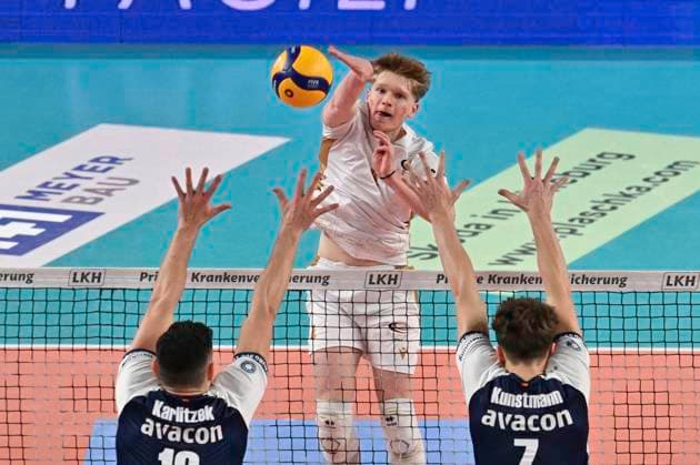 GER; 1.VBL, SVG Lueneburg vs VCO Berlin 05.01.2025, LKH Arena, Lueneburg, GER; 1. VBL, SVG Lueneburg vs VCO Berlin im Bild Tom Borchert (VOC Berlin 04) versucht sich gegen Lorenz Karlitzek (Lueneburg 10) und Joscha Kunstmann (Lueneburg 07) durchzusetzen