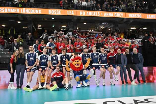 GER; 1.VBL, SVG Lueneburg vs VCO Berlin 05.01.2025, LKH Arena, Lueneburg, GER; 1. VBL, SVG Lueneburg vs VCO Berlin im Bild die Lueneburger Mannschaft jubelt mit den Fans ueber den Sieg