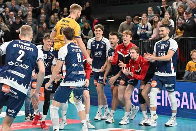 GER; 1.VBL, SVG Lueneburg vs VCO Berlin 05.01.2025, LKH Arena, Lueneburg, GER; 1. VBL, SVG Lueneburg vs VCO Berlin im Bild die Lueneburger Mannschaft jubelt ueber den Sieg