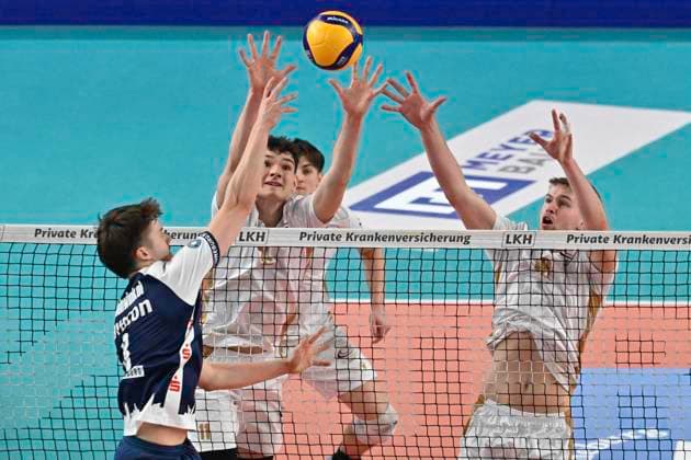 GER; 1.VBL, SVG Lueneburg vs VCO Berlin 05.01.2025, LKH Arena, Lueneburg, GER; 1. VBL, SVG Lueneburg vs VCO Berlin im Bild Theo Mohwinkel (Lueneburg 08) versucht sich gegen Arthur Wehner (VOC Berlin 11), Gabriel Tyws (VOC Berlin 05) und Maximilian Koenig (König VOC Berlin 18) durchzusetzen