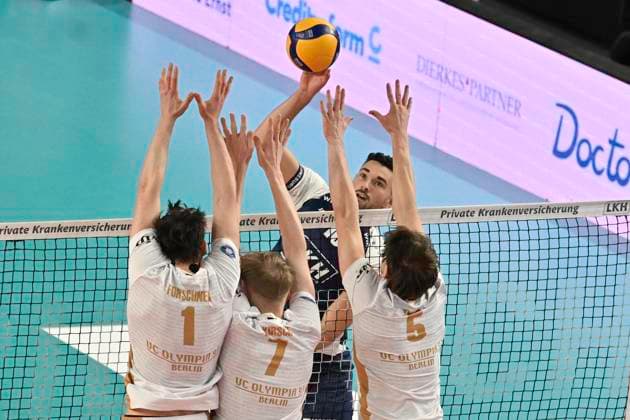 GER; 1.VBL, SVG Lueneburg vs VCO Berlin 05.01.2025, LKH Arena, Lueneburg, GER; 1. VBL, SVG Lueneburg vs VCO Berlin im Bild Lorenz Karlitzek (Lueneburg 10) versucht sich gegen Florian Forschner (VOC Berlin 01), Benjamin Kirsch (VOC Berlin 07) und Gabriel Tyws (VOC Berlin 05) durchzusetzen