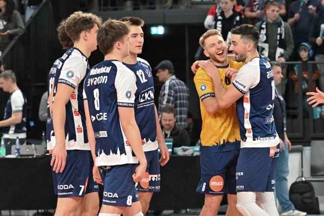 GER; 1.VBL, SVG Lueneburg vs VCO Berlin 05.01.2025, LKH Arena, Lueneburg, GER; 1. VBL, SVG Lueneburg vs VCO Berlin im Bild die Lueneburger Mannschaft jubelt ueber den Sieg