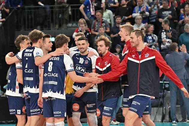 GER; 1.VBL, SVG Lueneburg vs VCO Berlin 05.01.2025, LKH Arena, Lueneburg, GER; 1. VBL, SVG Lueneburg vs VCO Berlin im Bild die Lueneburger Mannschaft jubelt ueber den Sieg