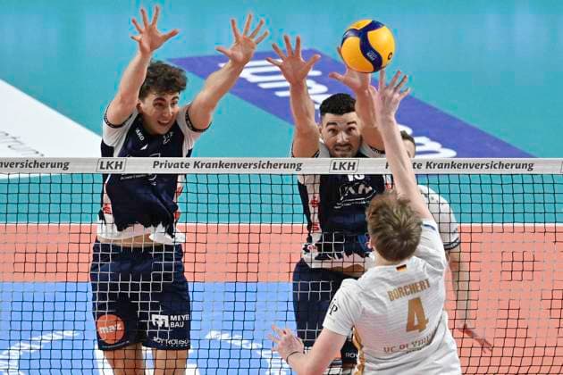 GER; 1.VBL, SVG Lueneburg vs VCO Berlin 05.01.2025, LKH Arena, Lueneburg, GER; 1. VBL, SVG Lueneburg vs VCO Berlin im Bild Tom Borchert (VOC Berlin 04) versucht sich gegen Joscha Kunstmann (Lueneburg 07) und Lorenz Karlitzek (Lueneburg 10) durchzusetzen