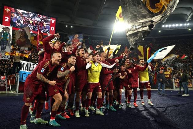 Football: Serie A Enilive 2024 2025 - day 19 - AS Roma vs SS Lazio, on January 05, 2025 atO lympic Stadium in Rome Rome, Italy 05.01.2025 : Roma players celebrates victory 2-0 at end of the Italian football championship Serie A Enilive 2024-2025 match AS Roma vs SS Lazio at Stadio Olimpico in Rome. Rome Olympic stadium italy italy Copyright: xmarcoxiacobucci