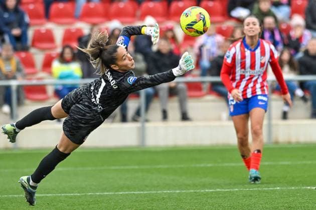 Bilder des Jahres 2025, Sport 01 Januar Sport Themen der Woche KW01 Sport Bilder des Tages January 5, 2025, Madrid, Spain: Atletico LOLA GALLARDO blocks shot during the LIGAF womens football match between Atletico Madrid Fem vs Real Madrid Fem at the Centro Deportivo. AlcaloÂ¡ De Henares Spain - ZUMAc312 20250105_zsp_c312_165 Copyright: xOscarxManuelxSanchezx
