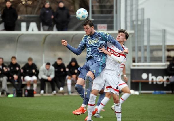 Sport Themen der Woche KW01 Sport Bilder des Tages 05.01.25 VfB Stuttgart - Ajax Amsterdam Deutschland, Stuttgart, 05.01.2025, Fussball, Bundesliga, Testspiel, VfB Stuttgart - Ajax Amsterdam: v.l. Wout Weghorst (Ajax Amsterdam), Ameen Al-Dakhil (VfB Stuttgart).