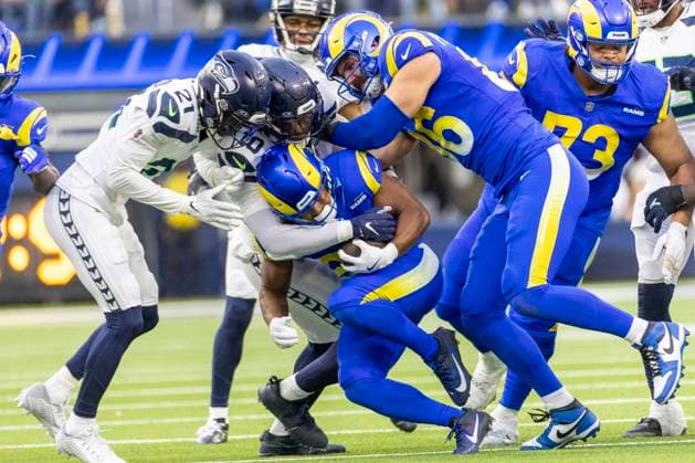 Sport Themen der Woche KW01 Sport Bilder des Tages January 5, 2025, Los Angeles, California, USA: Los Angeles Rams running back Ronnie Rivers 20 runs the ball fighting off pressure from the Seattle Seahawks during an NFL, American Football Herren, USA football game at SoFi Stadium, Sunday Jan. 5, 2025, in Inglewood, Calif. Los Angeles USA - ZUMAc68_ 20250105_zaf_c68_076 Copyright: xRingoxChiux